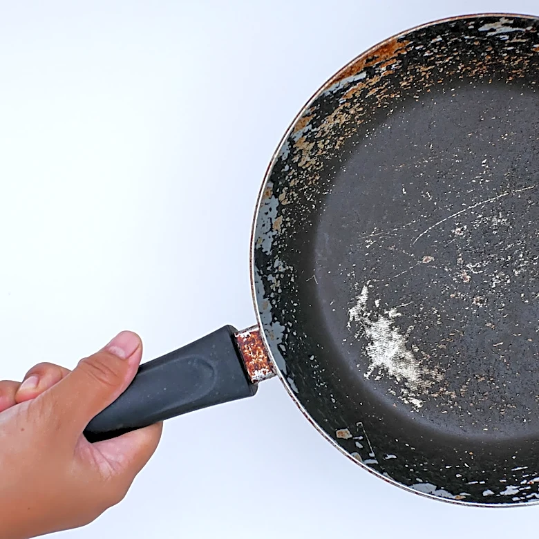 Turn Old Frying Pans Into Upcycled Garden Staples With These DIYs