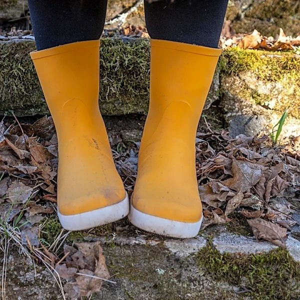 Keep Worn Out Boots Out Of The Trash With An Impressive DIY Birds Will Love