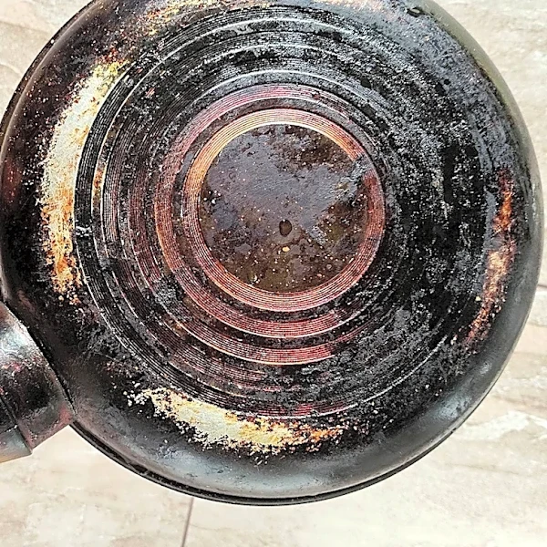 Turn A Simple Frying Pan Into Adorable Patio Décor With A DIY Using River Rocks