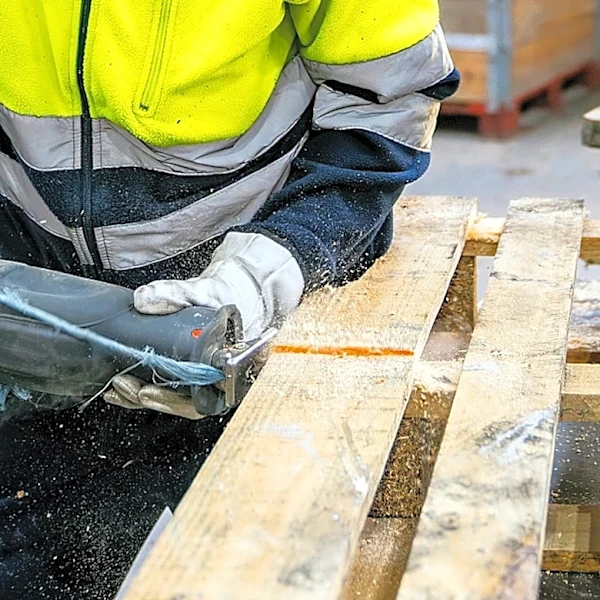 Woman Uses Old Wood Pallets To Make A Deck For The Backyard With An Impressive DIY