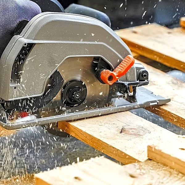 He Makes Building A Relaxing Garden Swing With Wood Pallets Look Easy