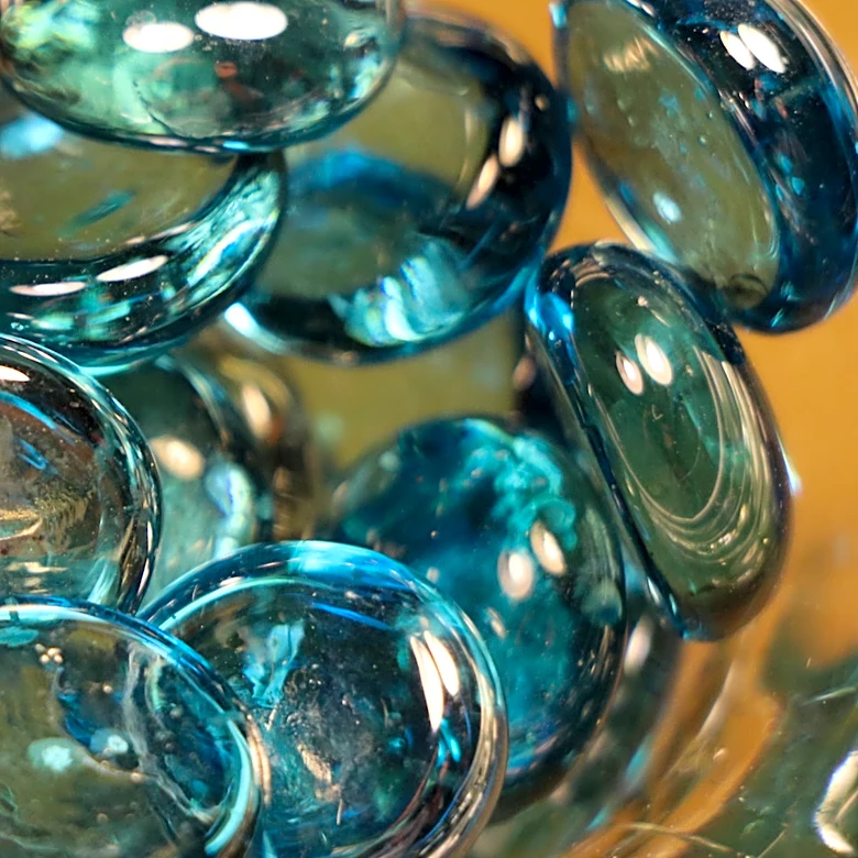 Use Glass Stones To Turn Old Mason Jars Into Stunning Lanterns For Your Patio