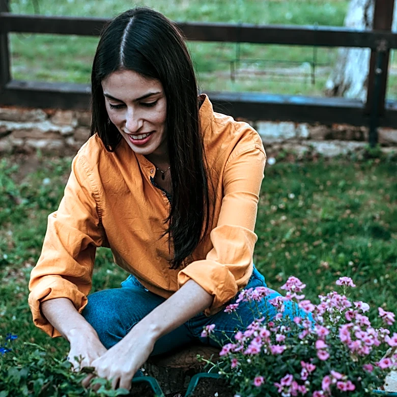 Skip The Hydrangeas: The Fragrant Shrub That's Filled With Beautiful White Flowers