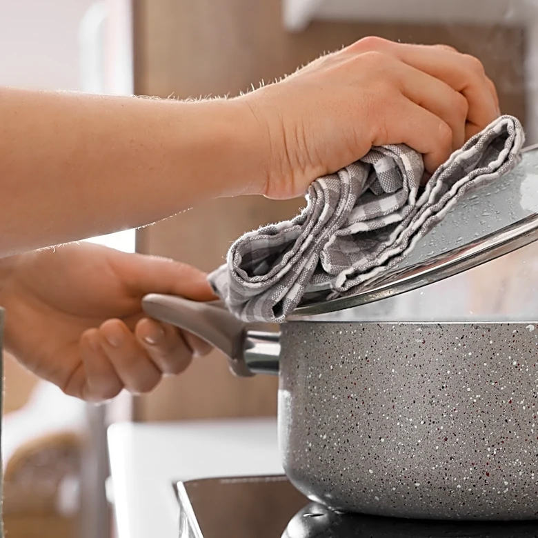 Never Burn Your Fingers On A Hot Pot Lid Again With A 10-Second Wine Cork Hack