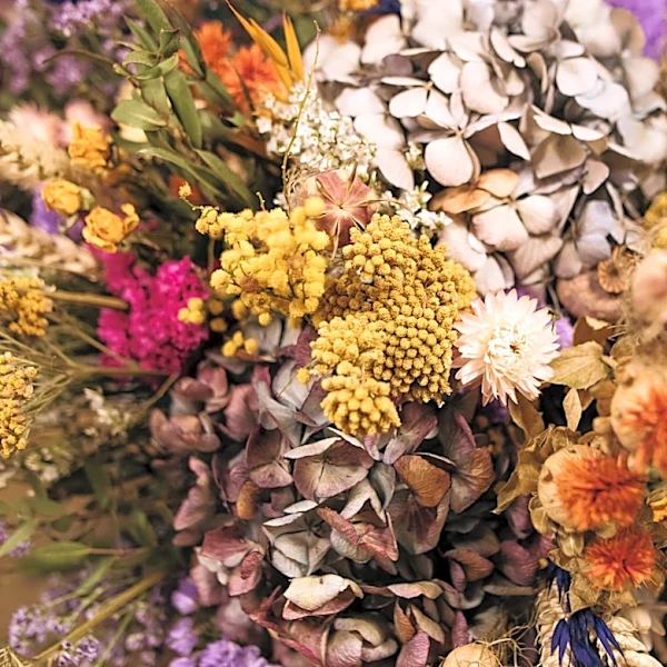 She Transforms A Book And Dried Flowers Into Breathtaking Table Decor With A DIY