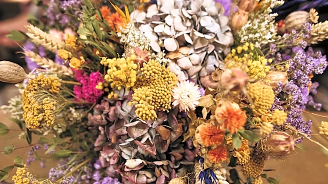 She Transforms A Book And Dried Flowers Into Breathtaking Table Decor With A DIY
