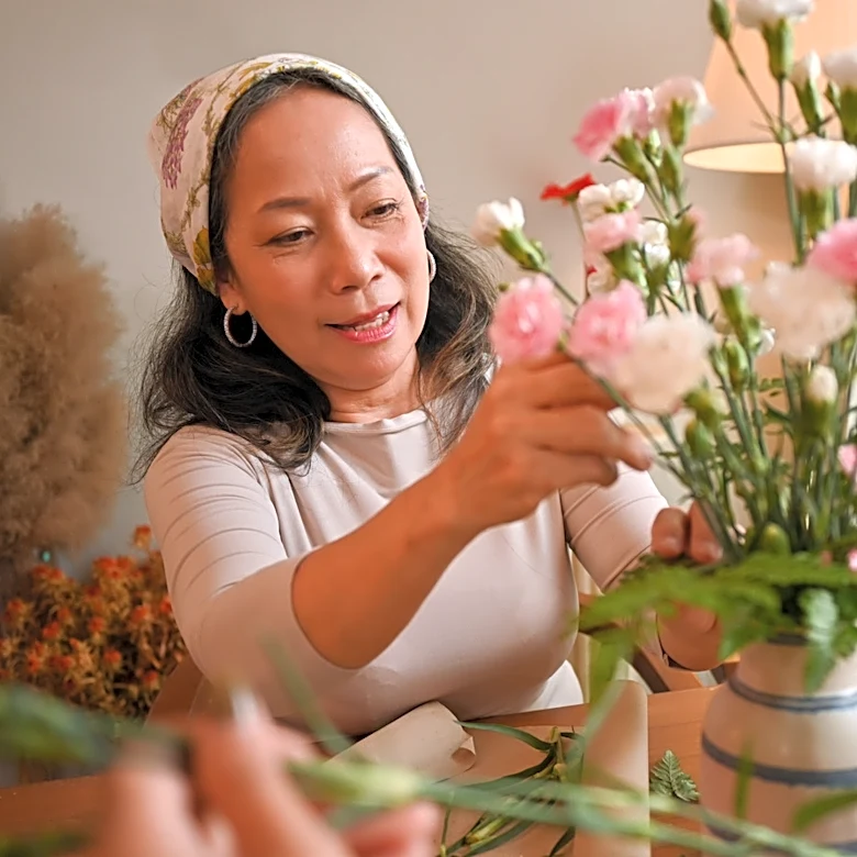 Use An Old Doily And Glass Jar To Create The Perfect Floral Arrangements