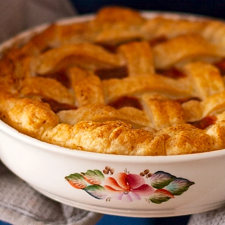 Use Pie Dishes And Lids To Make Cute And Functional Birdbaths With This DIY