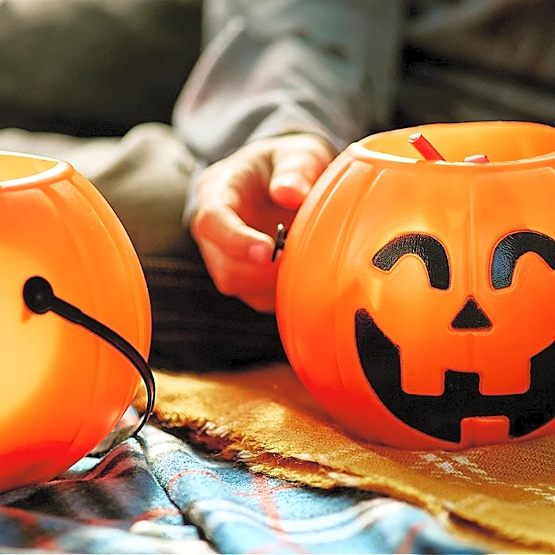Use Plain Plastic Pumpkins To Create This Hanging Porch Décor For Halloween