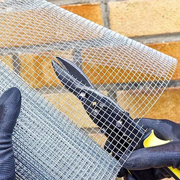 Artist Transforms Chicken Wire Into Ghost Decor That Looks Eerily Real With An Impressive DIY