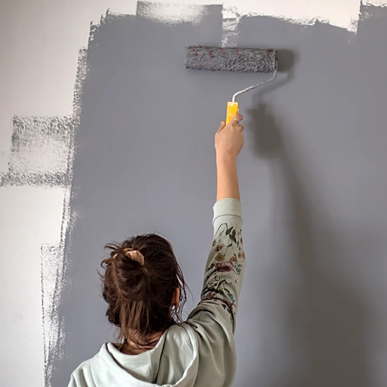 Why Painters Use A Bucket And Roller Grid Instead Of A Paint Tray