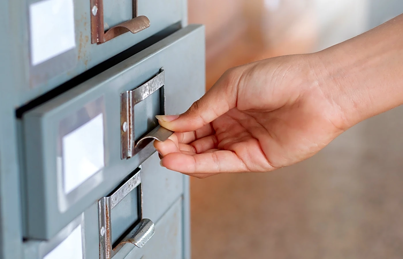 Gardener Transforms A Filing Cabinet And Doormat Into An Easy Planter That Looks Expensive