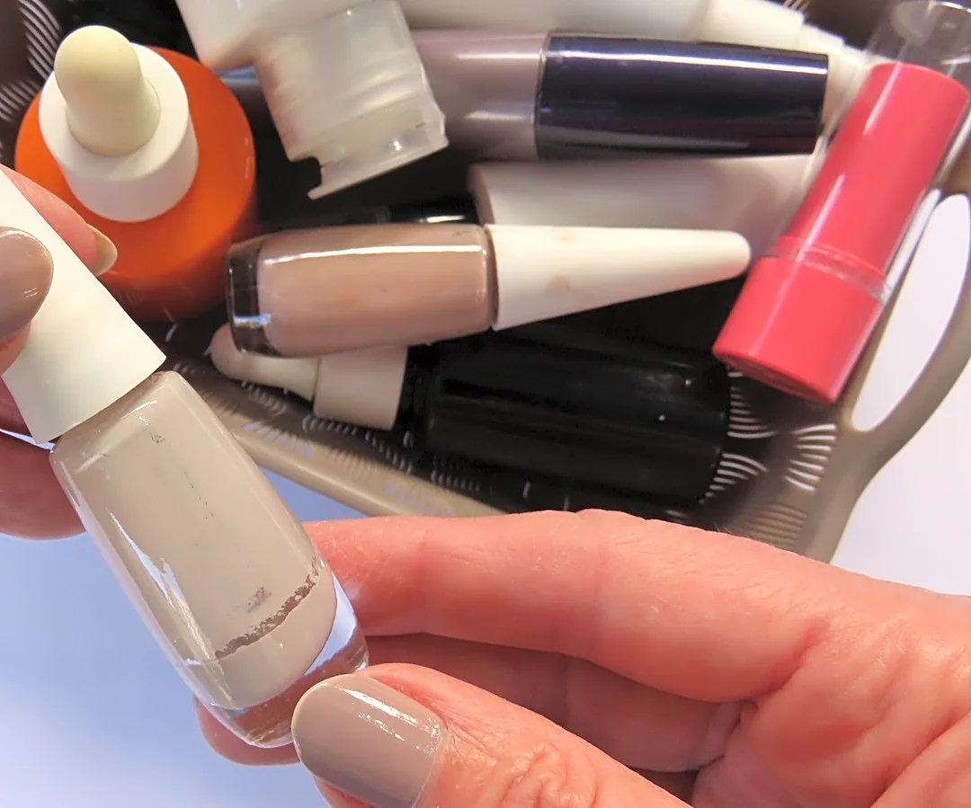 Stop Tossing Old Nail Polish — Use It To Transform Wire Into Adorable Plant Decor