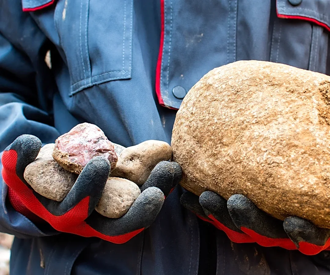 Man Uses An Angle Grinder To Transform River Rocks Into Restaurant-Quality Bowls