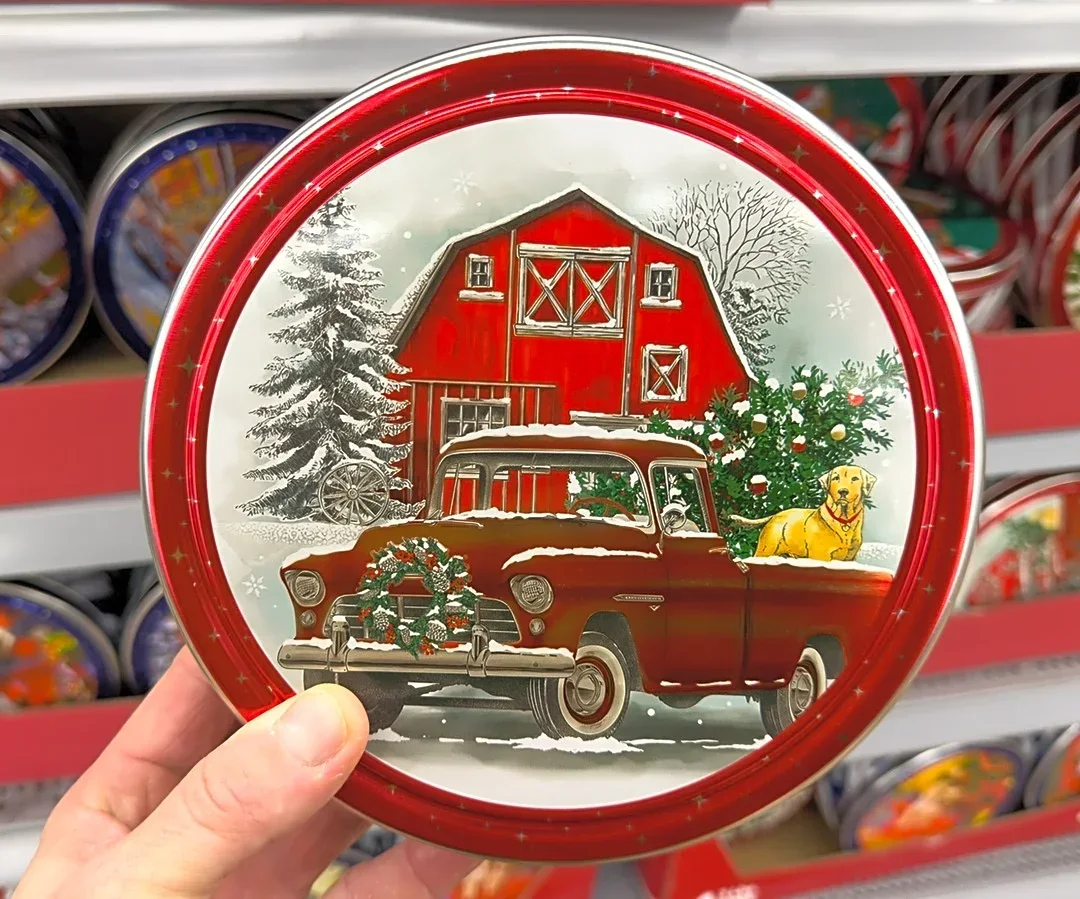 Turn Old Cookie Tin Lids Into Attractive Wreaths For Your Door
