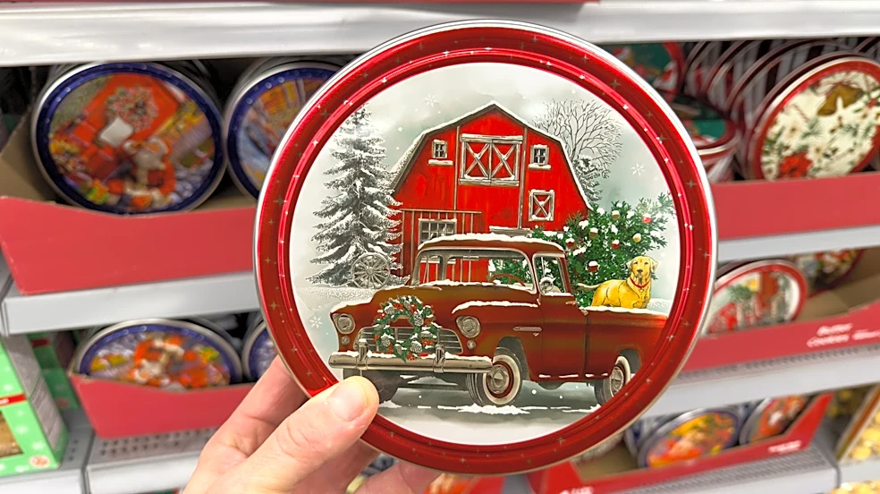 Turn Old Cookie Tin Lids Into Attractive Wreaths For Your Door