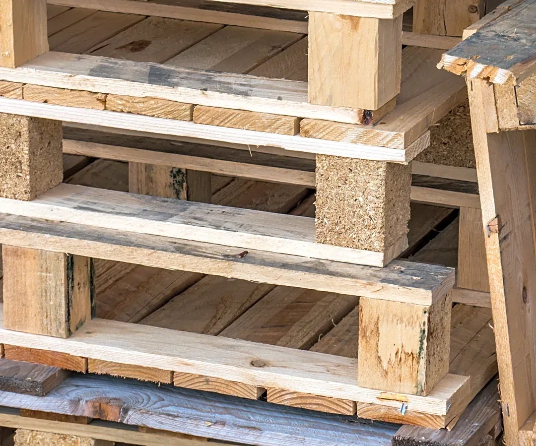 Man Turns Old Wood Pallets Into Cute And Colorful Deck Chairs With An Impressive DIY