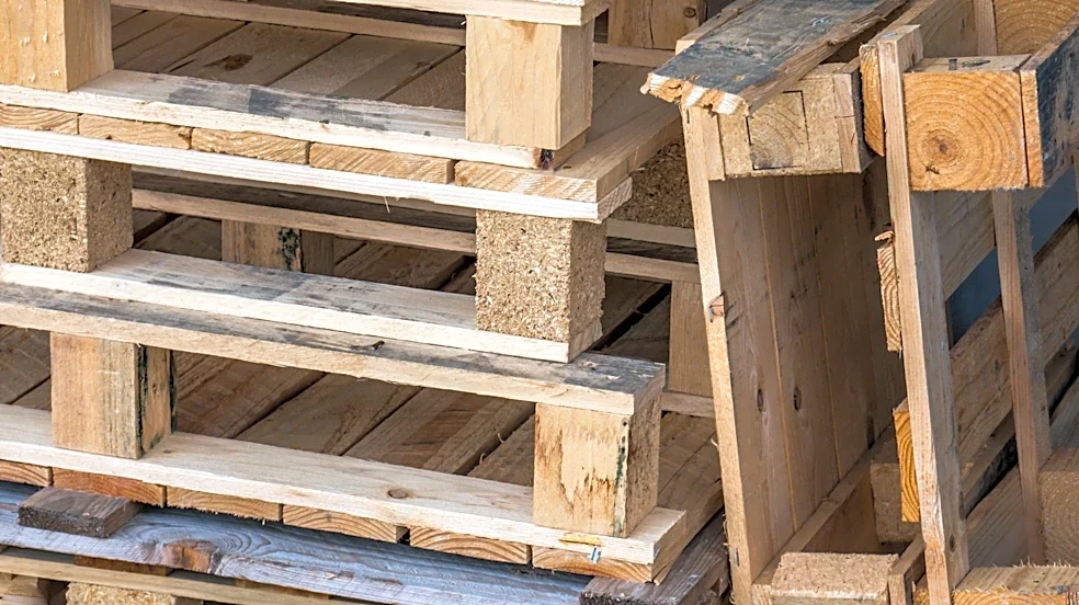 Man Turns Old Wood Pallets Into Cute And Colorful Deck Chairs With An Impressive DIY