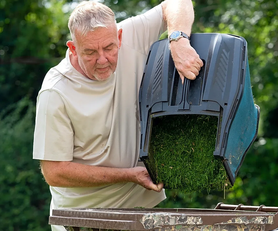 Gardener Prevents Grass From Sticking To His Lawn Mower's Bagging Chute With An Easy Solution