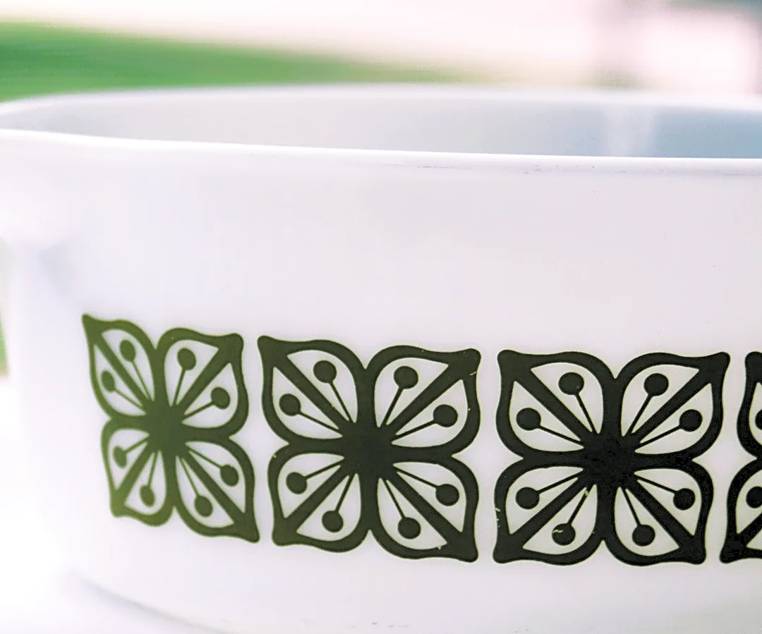 The Ultra-Rare Holiday Pyrex Pattern Collectors Fantasize Of Finding At The Thrift Store