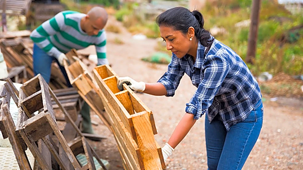 Turn Old Wood Pallets Into A Folding Table That Saves Space