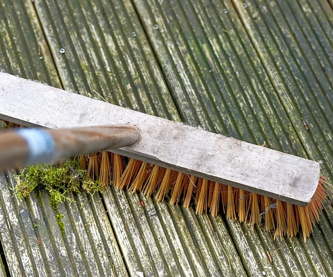 The Deck-Gap Tool That Clears Packed Debris Without Lifting A Board
