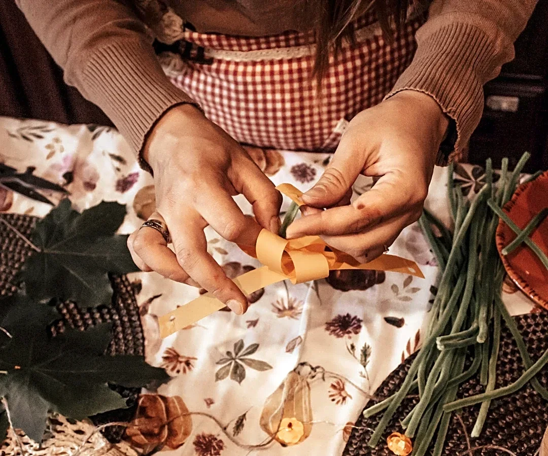 Use Common Craft Supplies To DIY The Cutest Fall Swinging Ghost Decor That Lights Up