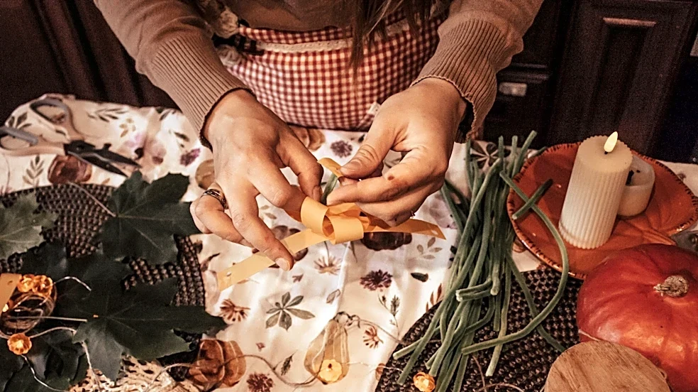 Use Common Craft Supplies To DIY The Cutest Fall Swinging Ghost Decor That Lights Up
