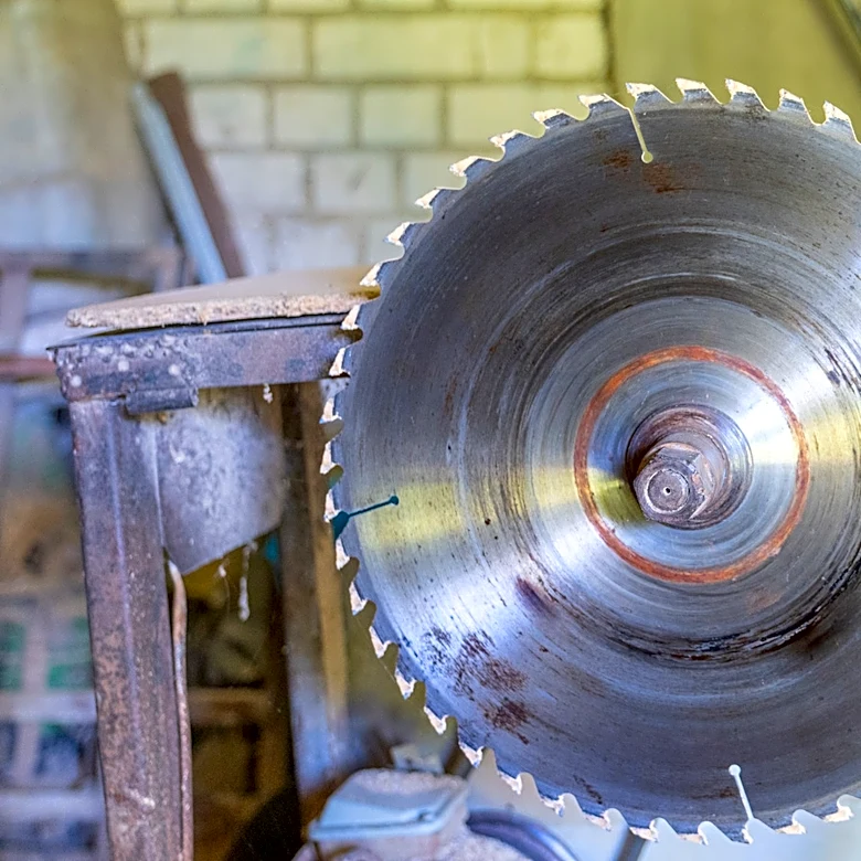 Use Old Saw Blades To Create Rustic Clocks With An Impressive DIY