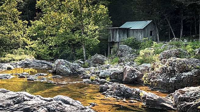 This Trail Through Missouri's Second-Largest Spring Is A Short, Scenic Ozark Hike Brimming With Wildflowers