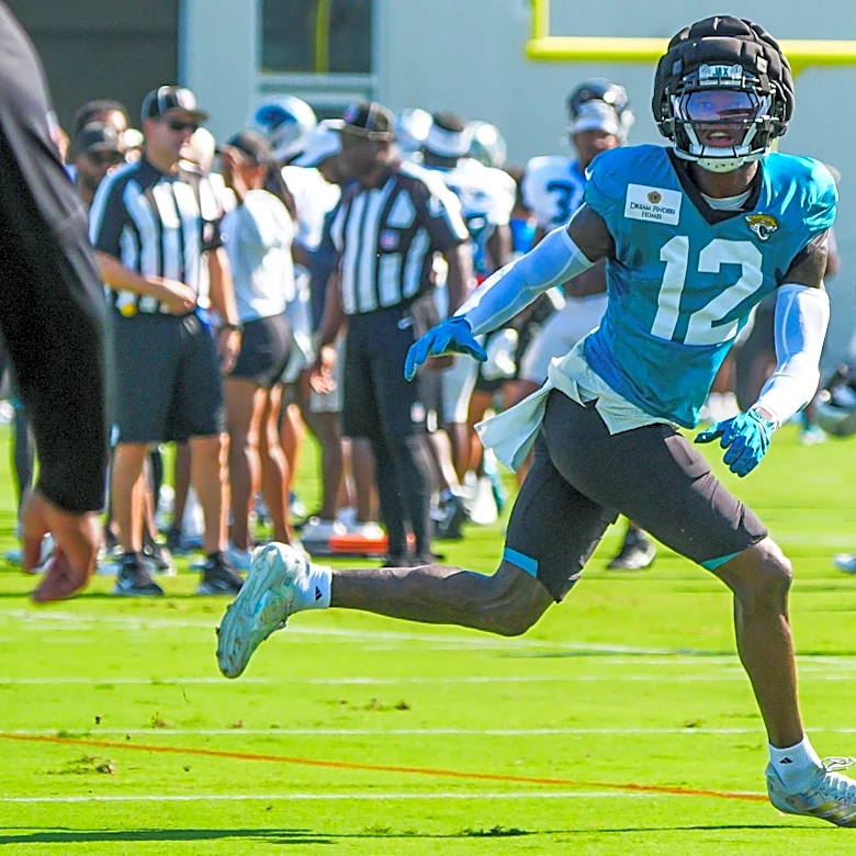 Travis Hunter makes a field goal at Jaguars' training camp practice