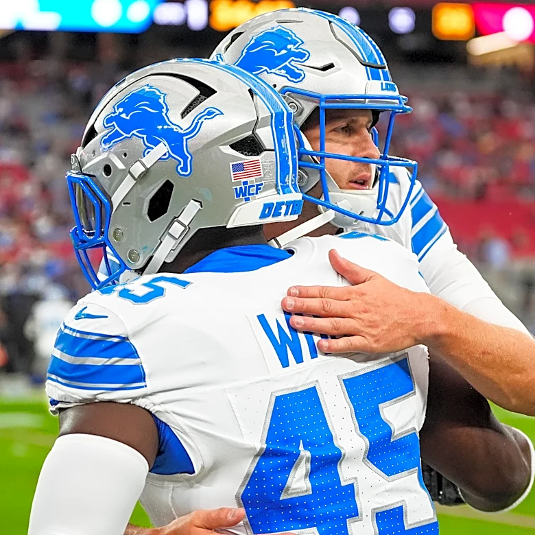 Lions injury update: Devin White carted off vs. Cardinals