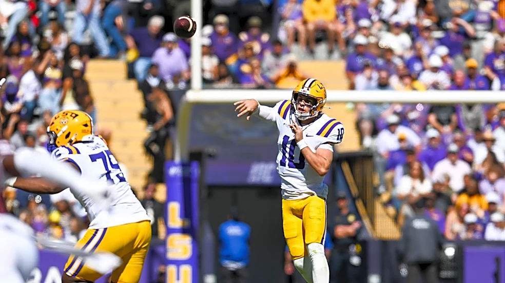 LSU football QB Sam Leavitt impresses as he plays through injury