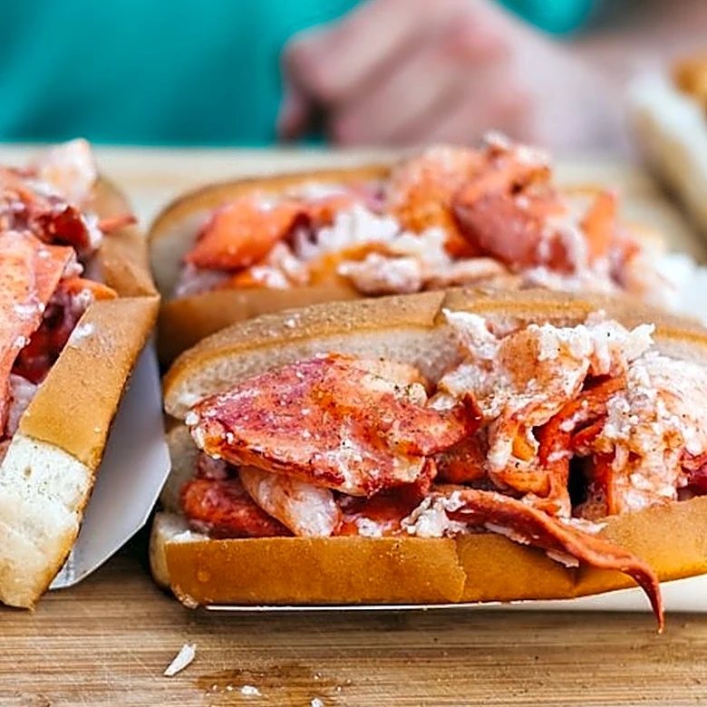 One Of The Best Seafood Restaurants In Maine Has A Killer Lobster Roll, According To Diners