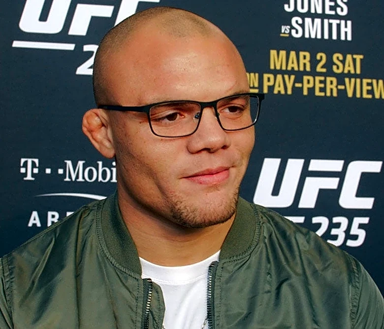 Anthony Smith's manager issues statement after arrest, including comment from wife