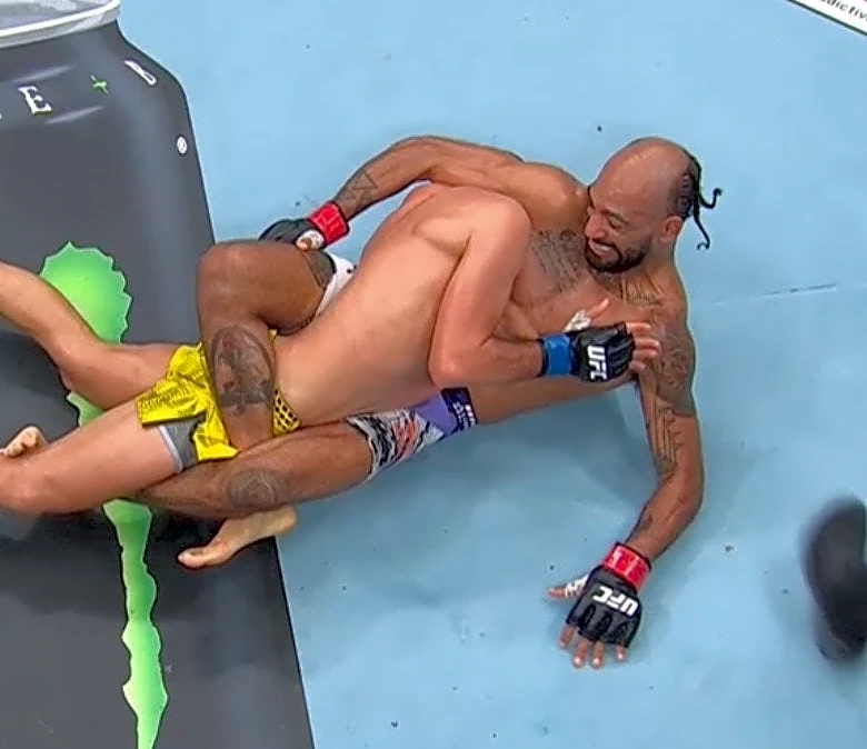 UFC 330 video: Charles Johnson hits Scottish twister on Eduardo Chapolin