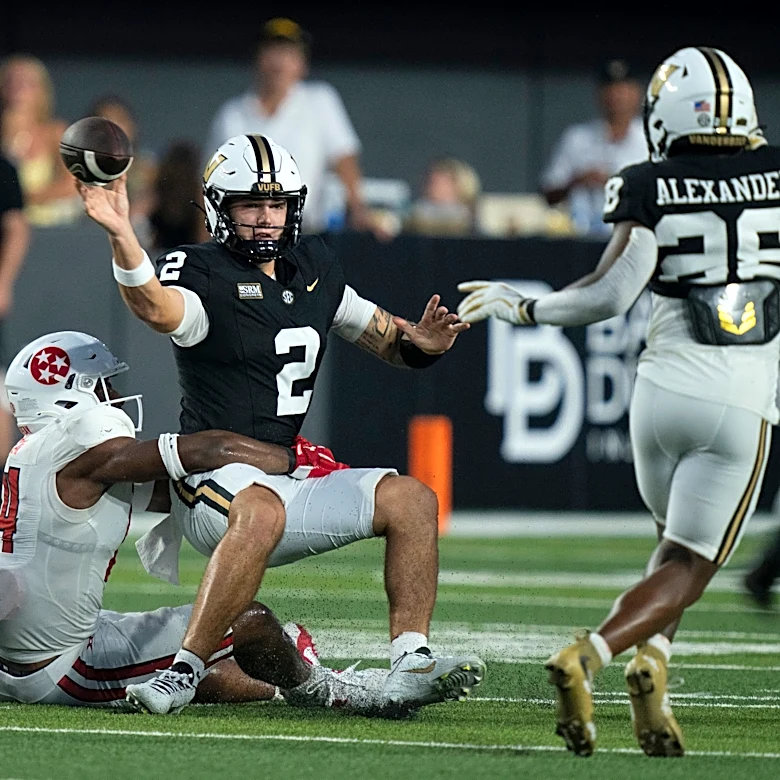 What Clark Lea said about Vanderbilt football fans chanting for Jared Curtis