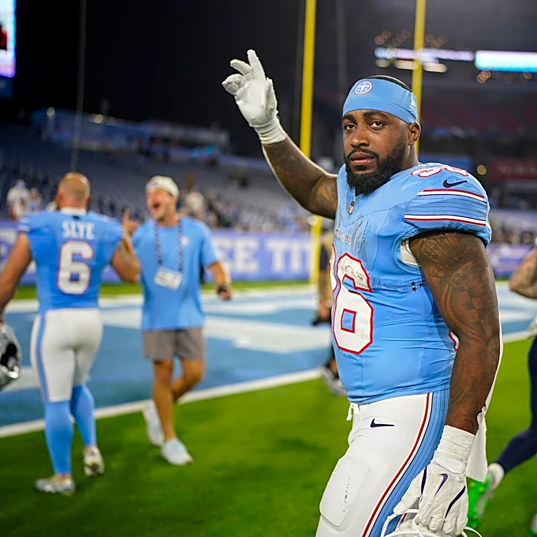 See Titans RB Julius Chestnut wearing Halloween costume before Eagles game