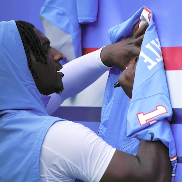 Tennessee Titans say fans are still allowed to get pregame autographs from players