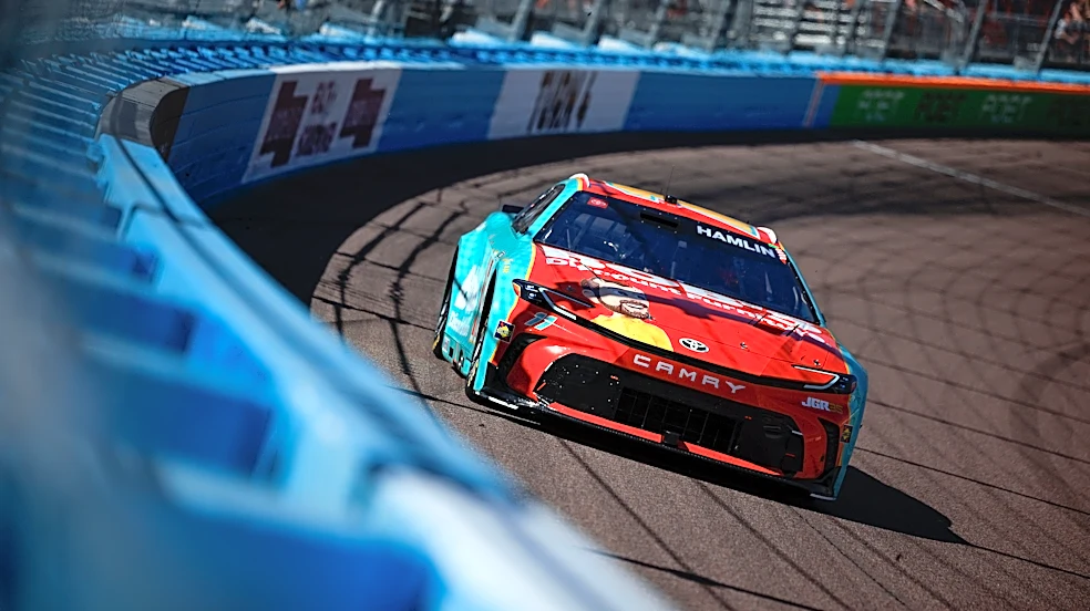 NASCAR Cup Series Phoenix race live updates, highlights, leaderboard for Freeway Insurance 500