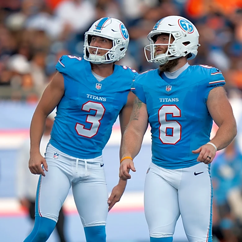Tommy Townsend injury update, Titans punter grabs left knee after punt