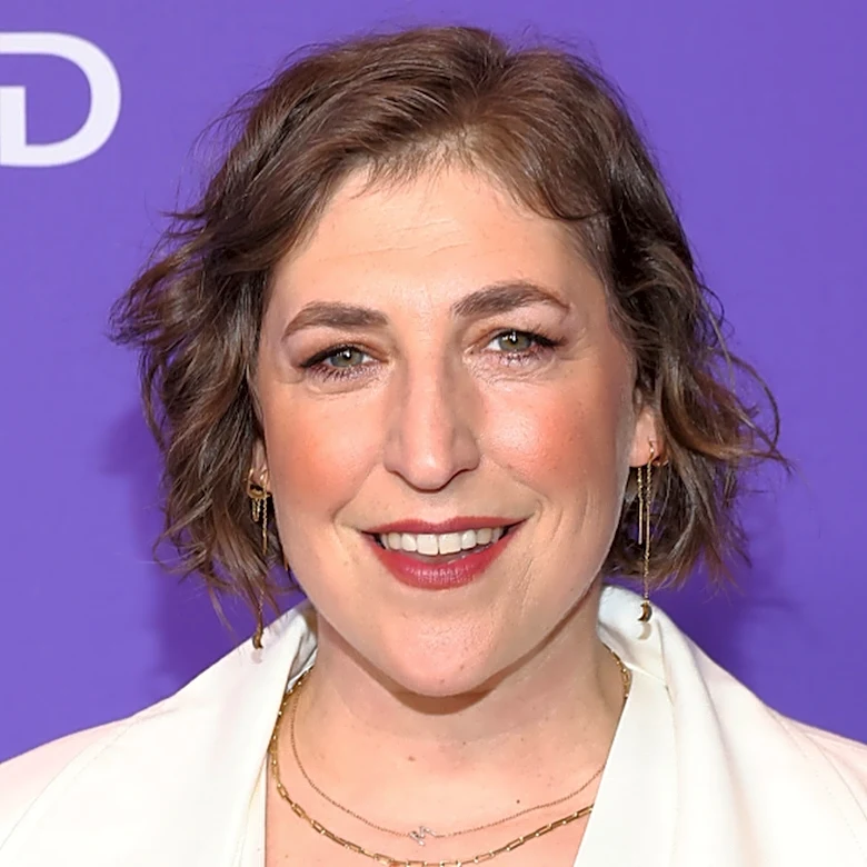 Mayim Bialik Makes The Transition To Gray Hair Look So Chic