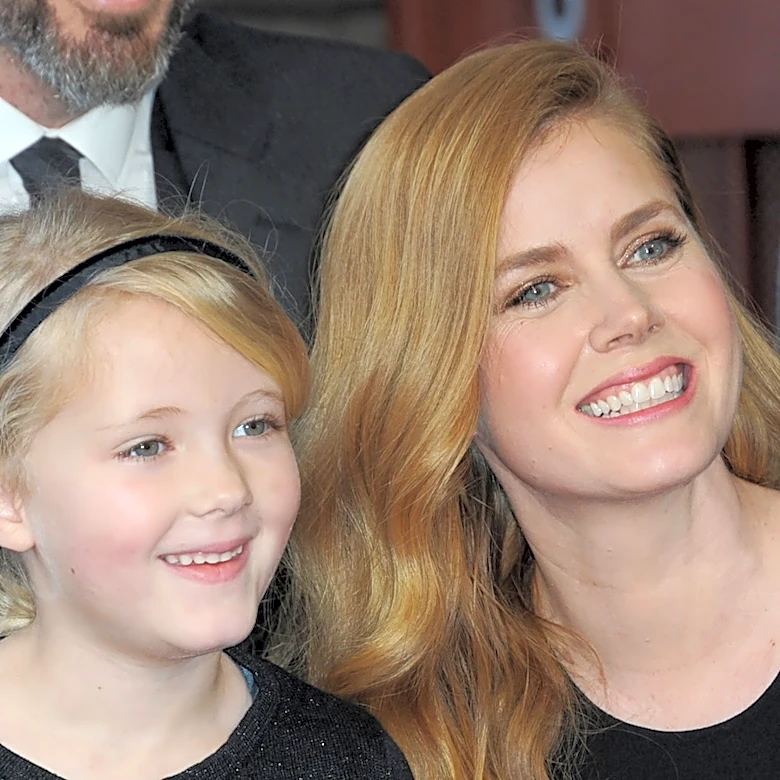 Amy Adams' Daughter Is Growing Up To Be Gorgeous (& Could Be Twins With Another A-List Star)
