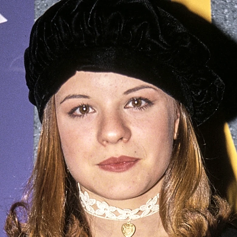 This '90s Bombshell Looks Almost Unrecognizable After Ditching The Spotlight