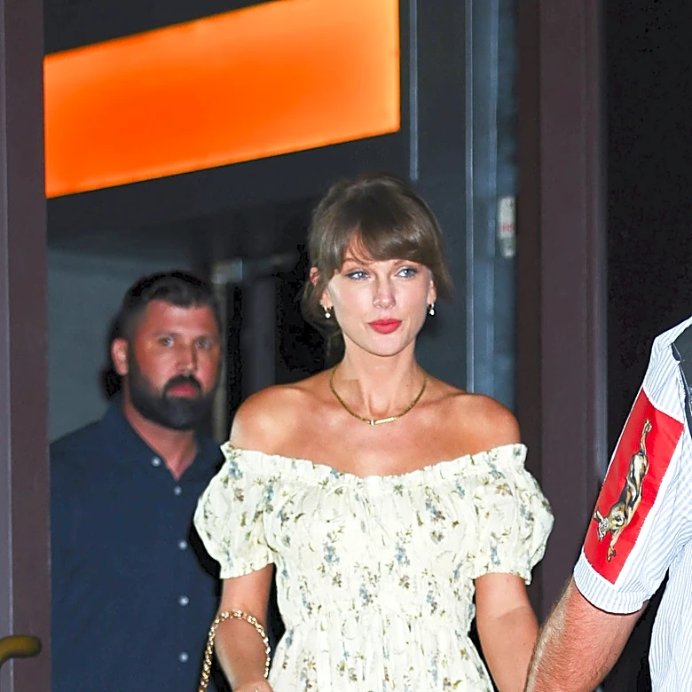 Taylor Swift & Travis Kelce Give Their New Ohio Neighbors Total Meghan & Harry Vibes