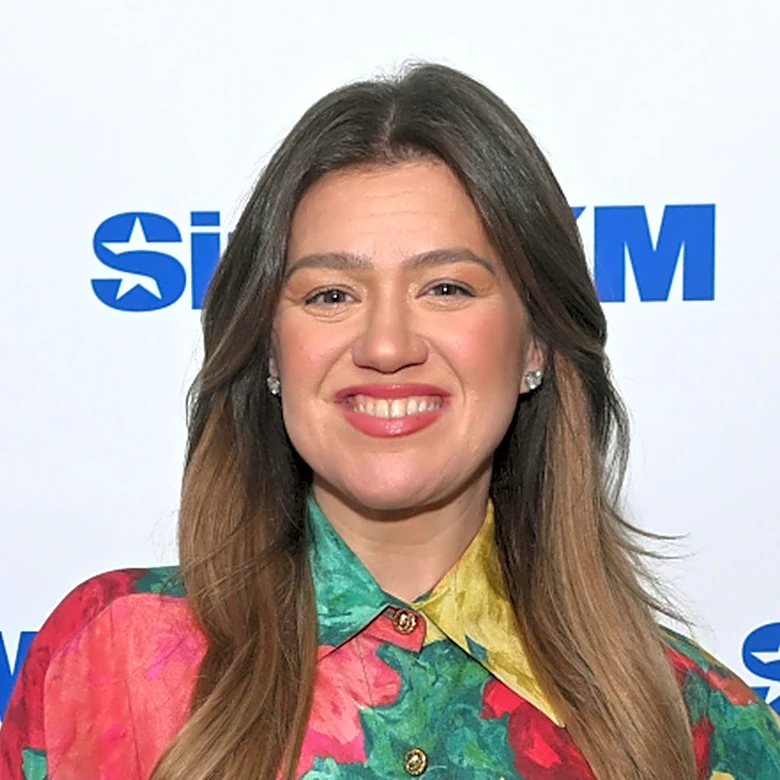 Kelly Clarkson's Pretty Woman Moment In Brooklyn Store Ignites A Brutal Internet War