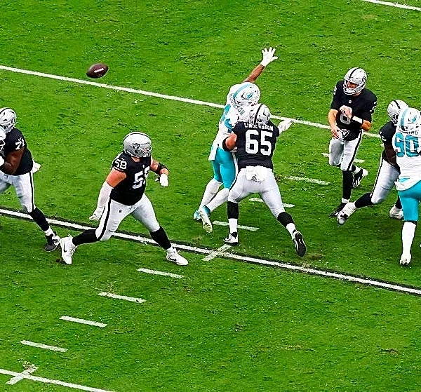 Chop Robinson limited in Miami Dolphins practice with a concussion