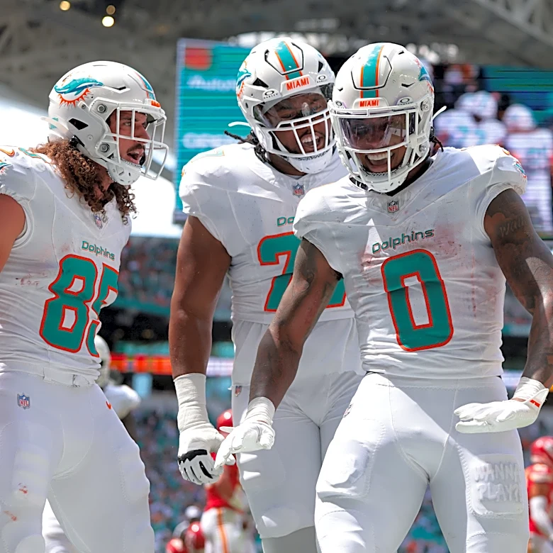 Ollie Gordon II injury update: Dolphins running back limps off field