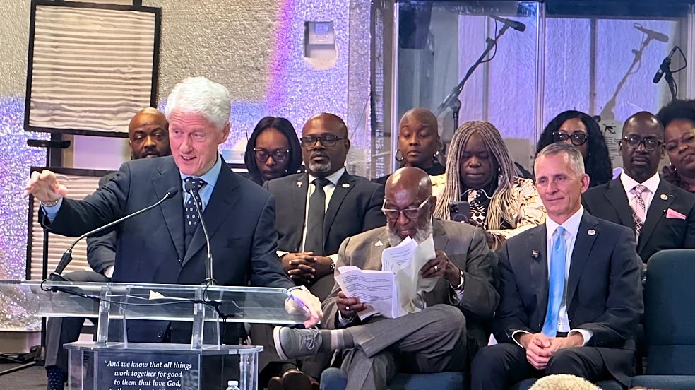 Bill Clinton stumps for Jolly in Florida, slams Trump for embracing Putin