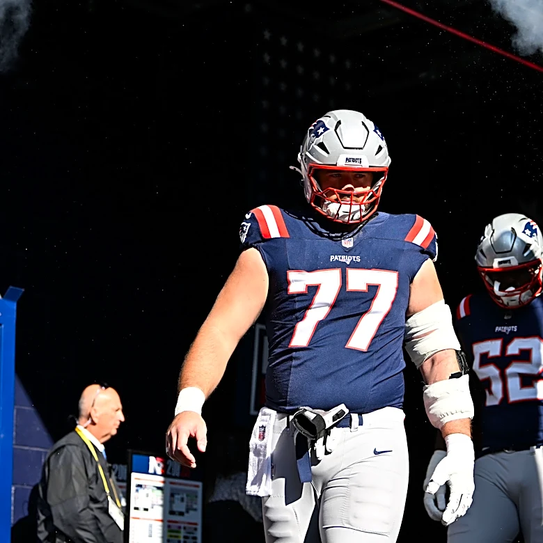 Patriots veteran OL leaves field, heads to locker room after injury